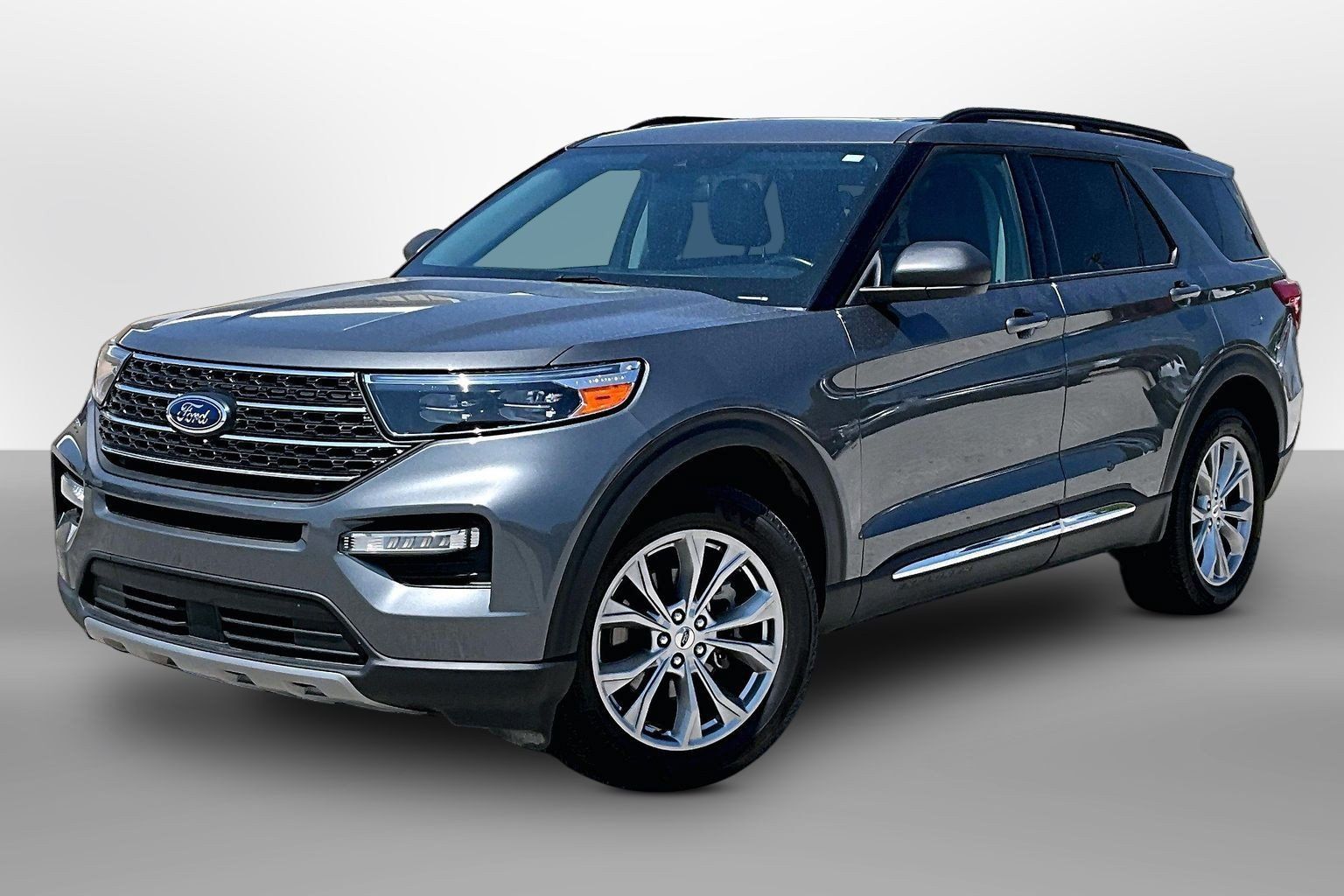 Used 2023 Ford Explorer XLT w/ Equipment Group 202A AWD/4WD image 13