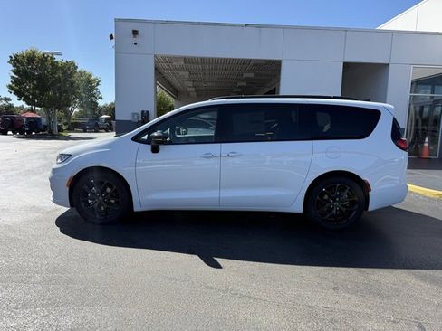 New 2026 Chrysler Pacifica Limited w/ S Appearance Package image 5