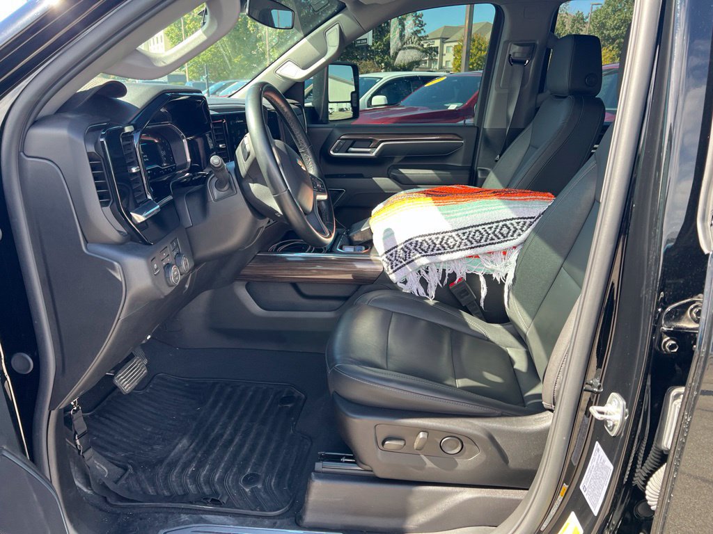 Used 2025 Chevrolet Silverado 3500 LT AWD/4WD image 3