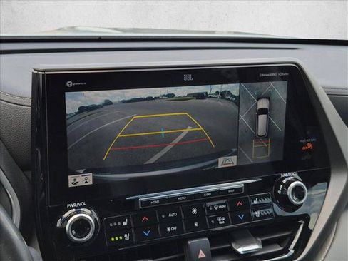 Used 2022 Toyota Highlander Limited FWD image 13