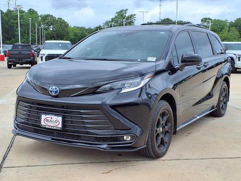 Certified 2025 Toyota Sienna XLE Woodland Edition image 3