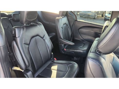 Used 2025 Chrysler Pacifica Select FWD image 18