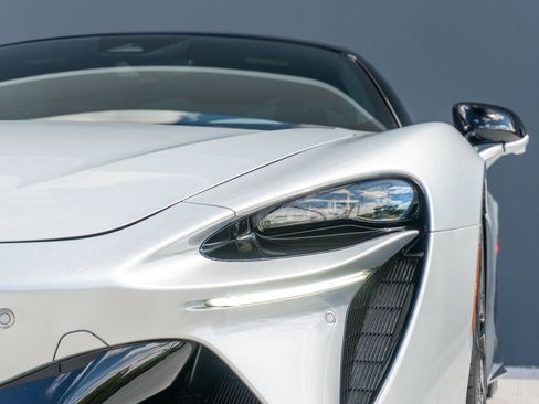 Used 2023 McLaren Artura RWD image 31