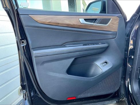 Used 2025 Volkswagen Atlas SE FWD image 22