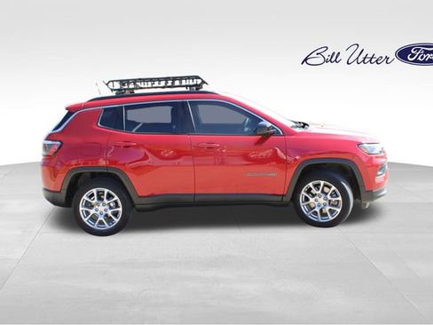Used 2023 Jeep Compass Latitude image 4