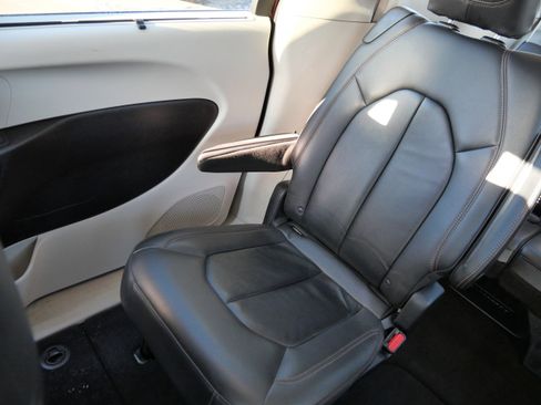 Used 2017 Chrysler Pacifica Touring-L image 12