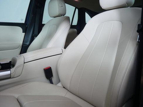 Used 2022 Mercedes-Benz GLA 250 4MATIC w/ Premium Package Lite image 10