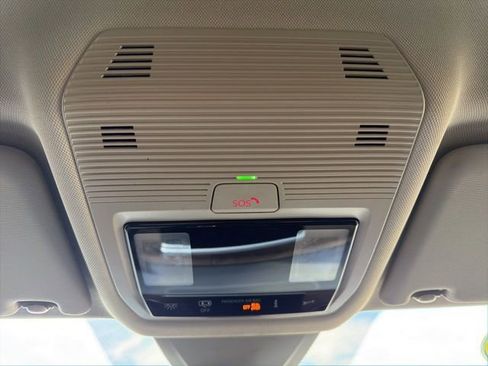 Used 2025 Volkswagen Atlas SE image 19