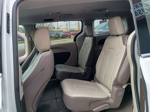 Used 2017 Chrysler Pacifica Touring-L FWD image 15