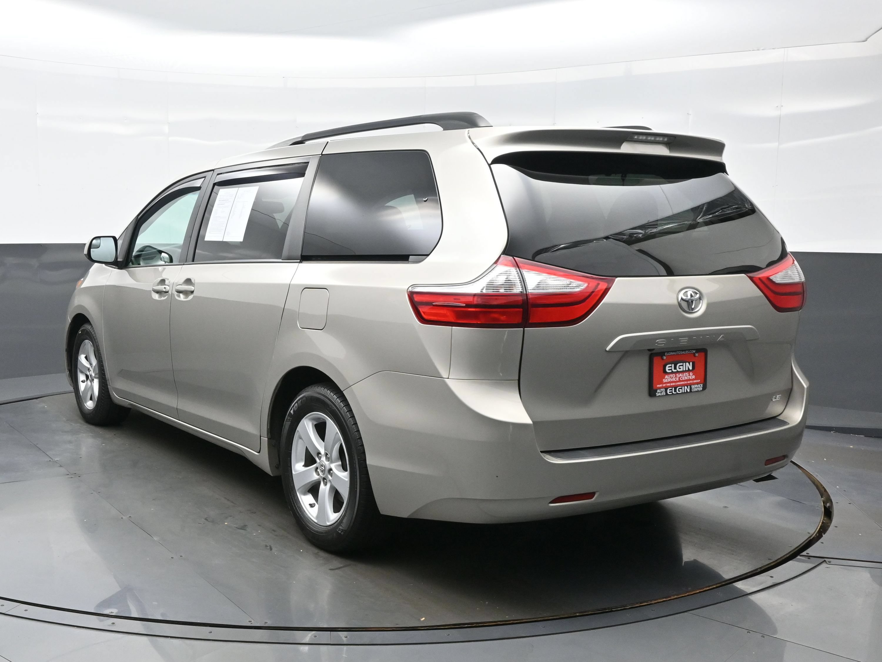 Used 2016 Toyota Sienna LE FWD image 4