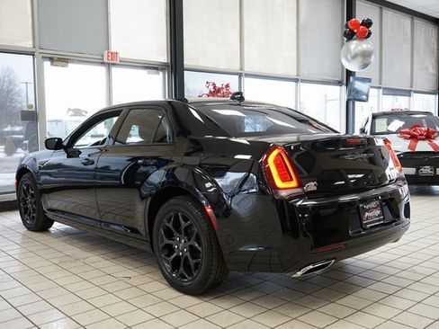 Used 2021 Chrysler 300 Touring w/ Sport Appearance Package image 5