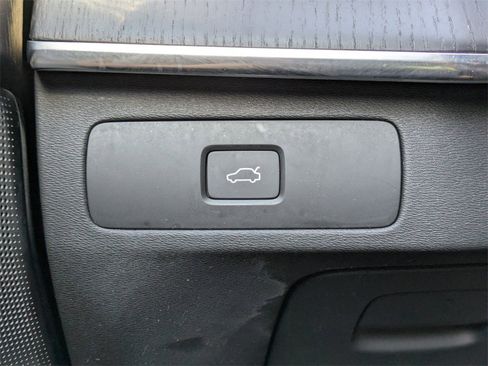 Certified 2024 Volvo XC90 B6 Ultimate w/ Lounge Package image 36