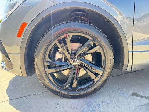 Certified 2023 Volkswagen Tiguan SE R-Line FWD image 31