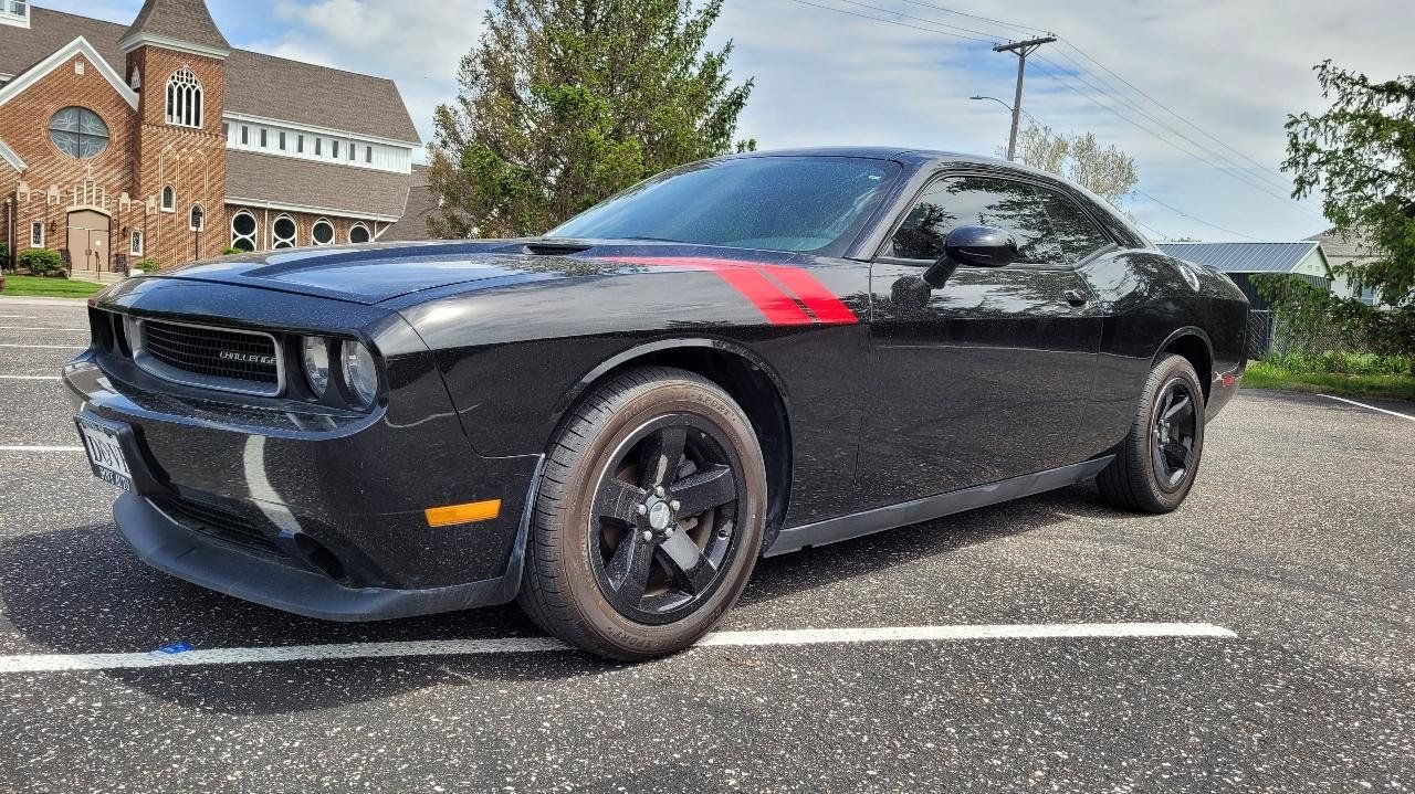 Used 2014 Dodge Challenger SXT RWD image 3