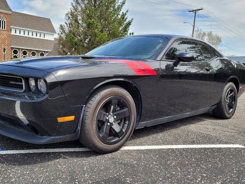 Used 2014 Dodge Challenger SXT RWD image 3