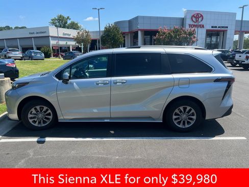 Used 2024 Toyota Sienna XLE FWD image 9