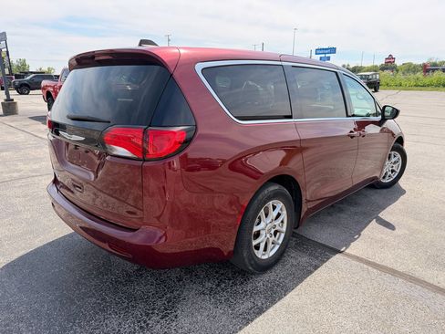 Used 2023 Chrysler Voyager LX FWD image 3