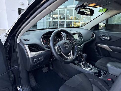 Used 2017 Jeep Cherokee Latitude w/ Safety/Convenience Group FWD image 9