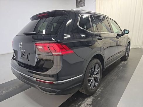 Used 2023 Volkswagen Tiguan SE FWD image 3