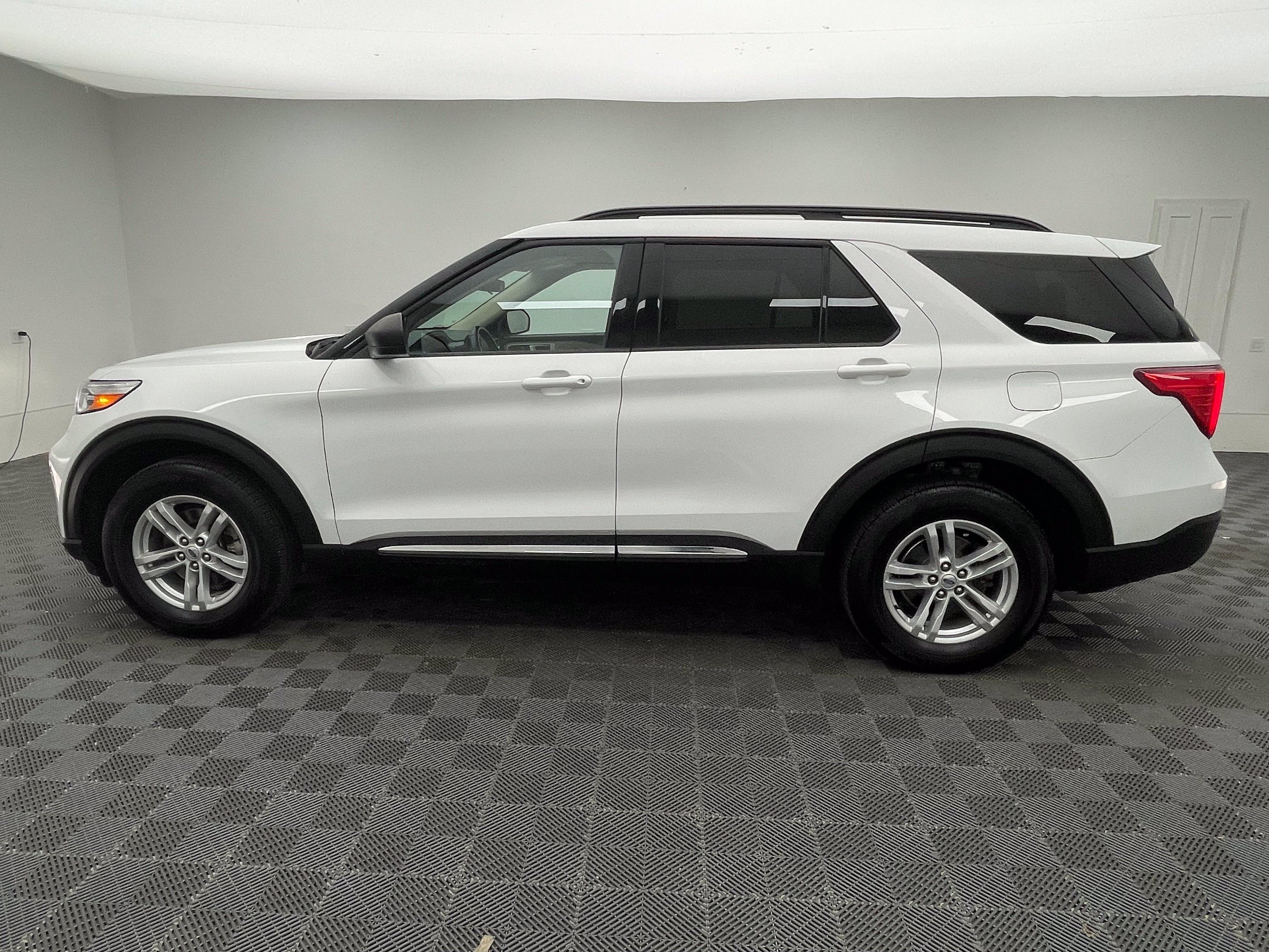 Used 2023 Ford Explorer XLT w/ Equipment Group 202A AWD/4WD image 11
