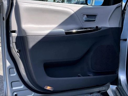 Used 2019 Toyota Sienna XLE image 25