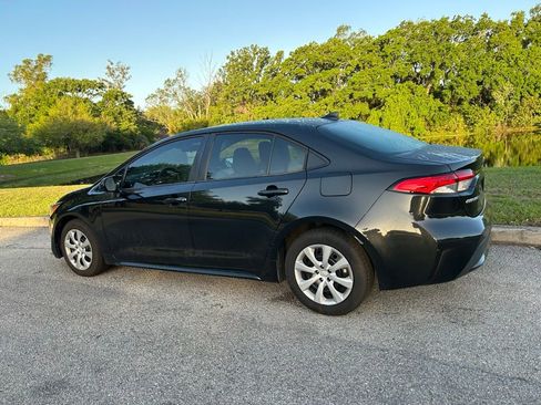 Used 2021 Toyota Corolla LE image 3