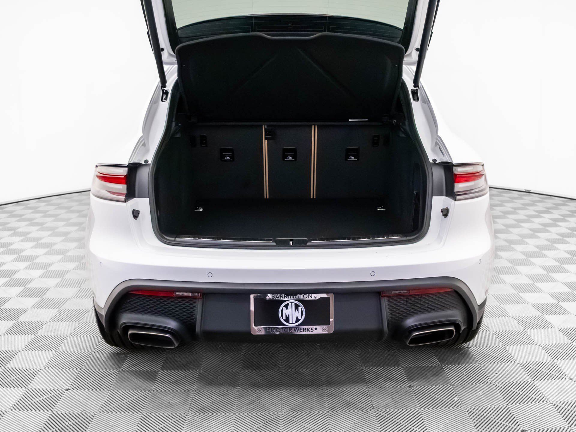 Certified 2026 Porsche Macan AWD/4WD image 34