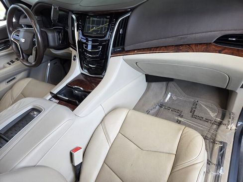 Used 2016 Cadillac Escalade ESV Luxury AWD/4WD image 23