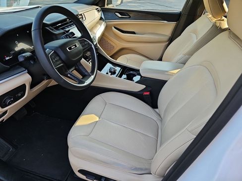 Used 2023 Jeep Grand Cherokee L Limited w/ Luxury Tech Group II AWD/4WD image 18
