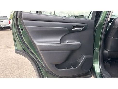 Used 2024 Toyota Highlander XLE FWD image 33
