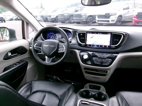 Used 2023 Chrysler Pacifica Touring-L FWD image 10