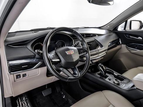 Used 2023 Cadillac XT4 Luxury image 3