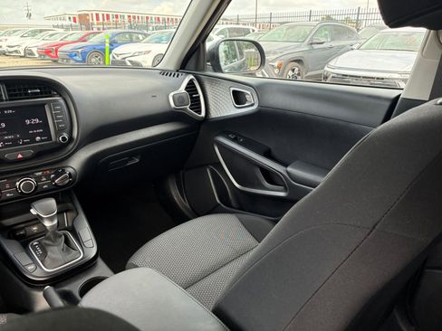 Used 2025 Kia Soul LX w/ LX Technology Package FWD image 28