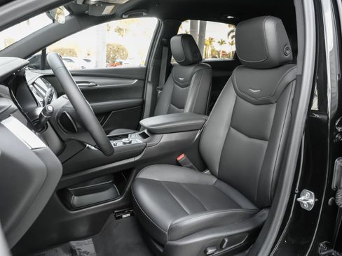 Used 2025 Cadillac XT5 Luxury FWD image 9