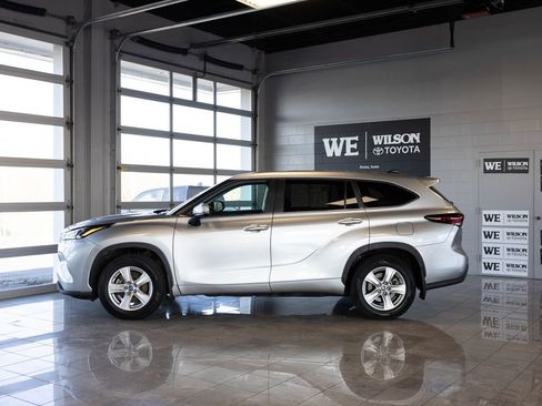 Used 2024 Toyota Highlander LE AWD/4WD image 1