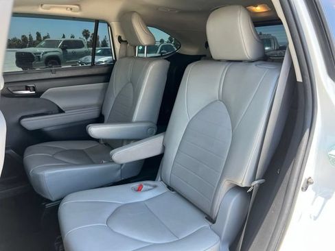 Used 2020 Toyota Highlander XLE FWD image 17
