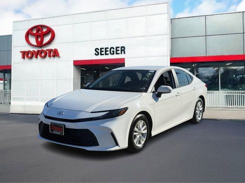 Used 2025 Toyota Camry LE image 9