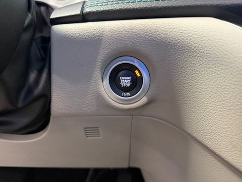 Used 2019 Chrysler Pacifica Limited w/ Advanced Safetytec Group FWD image 24