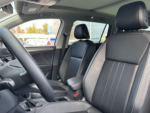 Used 2024 Volkswagen Tiguan SE image 24