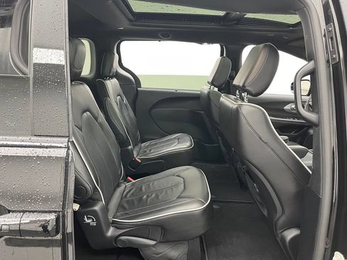 Used 2025 Chrysler Pacifica Limited FWD image 37