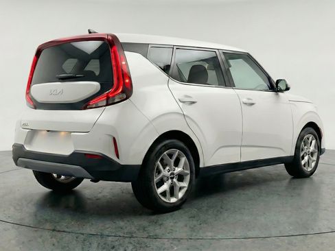 Used 2025 Kia Soul LX w/ LX Technology Package FWD image 9