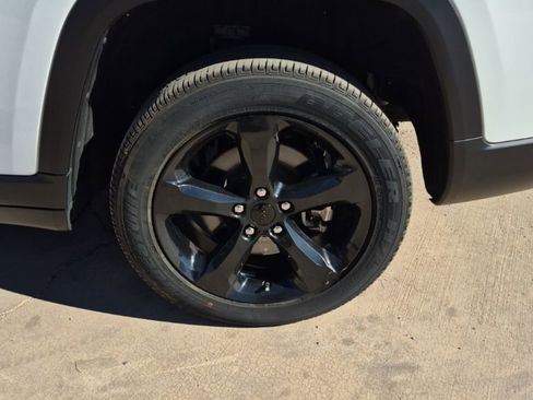 Used 2023 Jeep Grand Cherokee L Altitude image 10