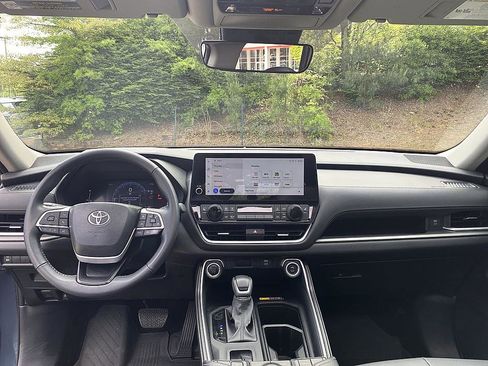 Certified 2025 Toyota Grand Highlander FWD image 19