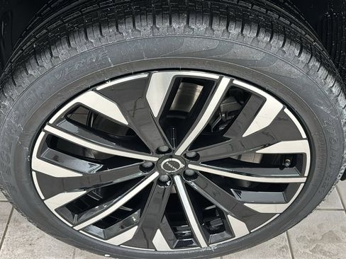 New 2026 Volvo XC90 T8 Plus w/ Protection Package Premier image 32