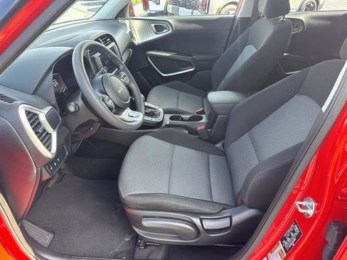 Used 2025 Kia Soul LX image 10