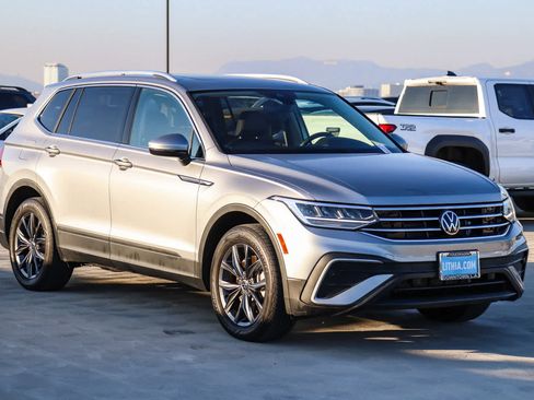 Used 2022 Volkswagen Tiguan SE w/ Panoramic Sunroof Package image 3