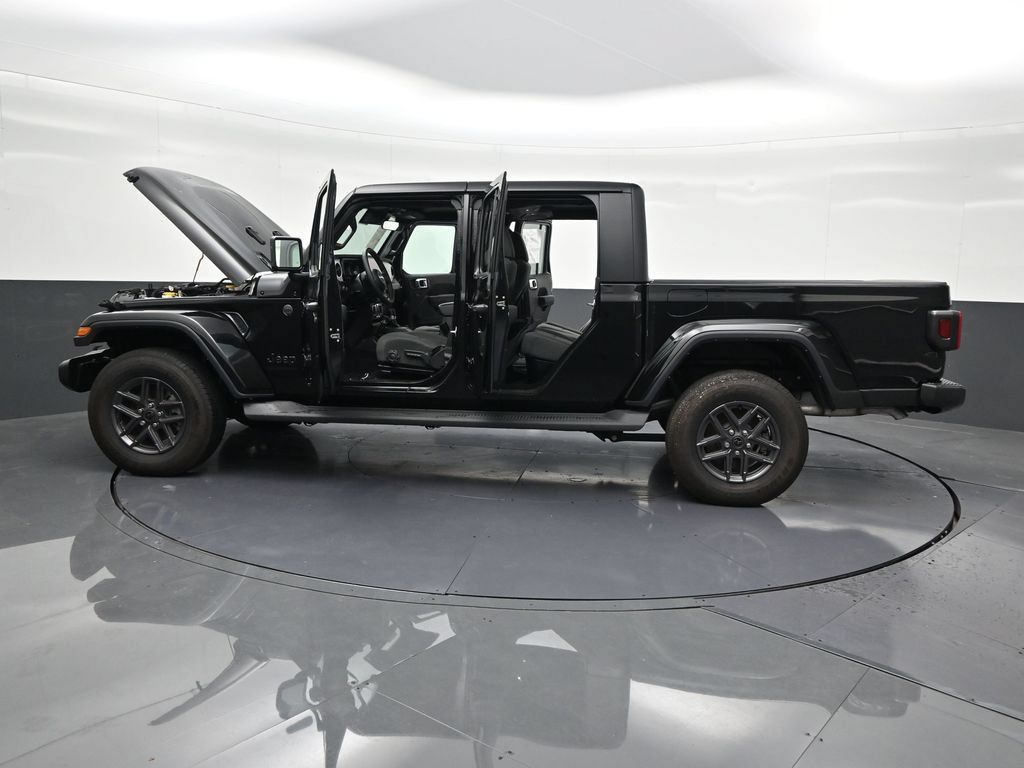 Used 2025 Jeep Gladiator Sport AWD/4WD image 32