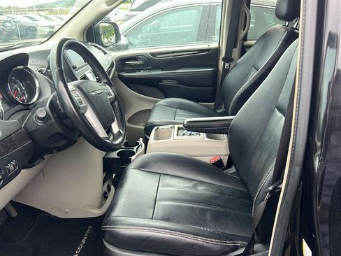 Used 2016 Chrysler Town & Country Touring w/ Driver Convenience Group FWD image 8