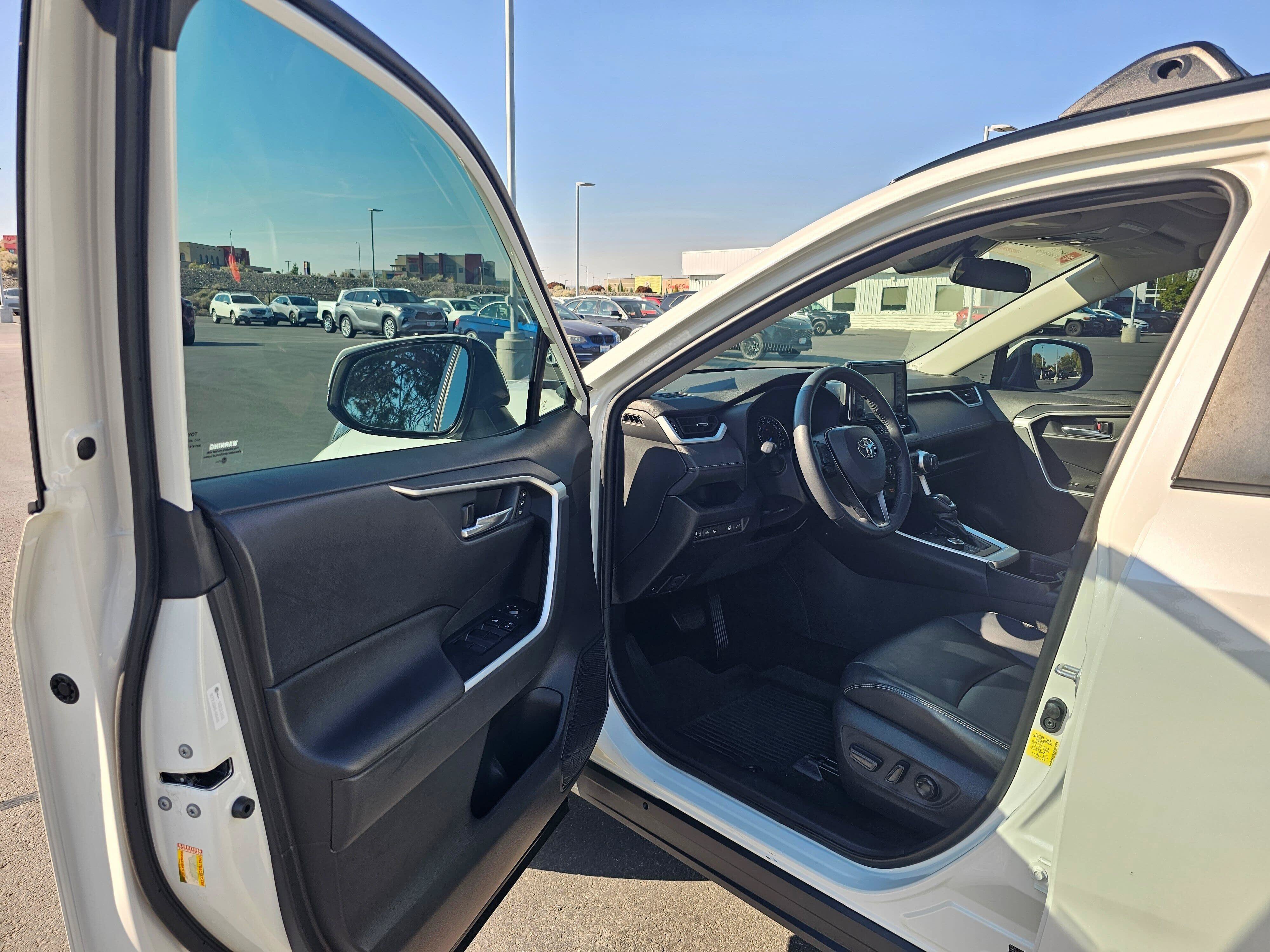 Certified 2021 Toyota RAV4 XLE Premium AWD/4WD image 18