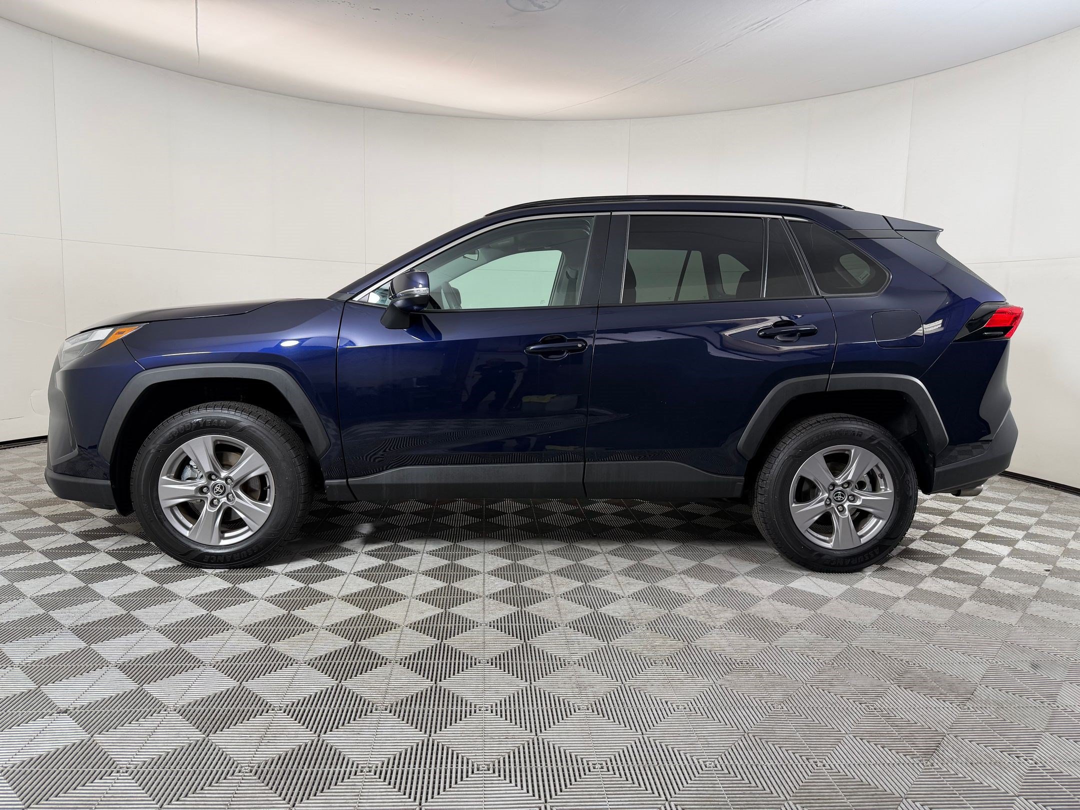 Used 2025 Toyota RAV4 XLE AWD/4WD image 2